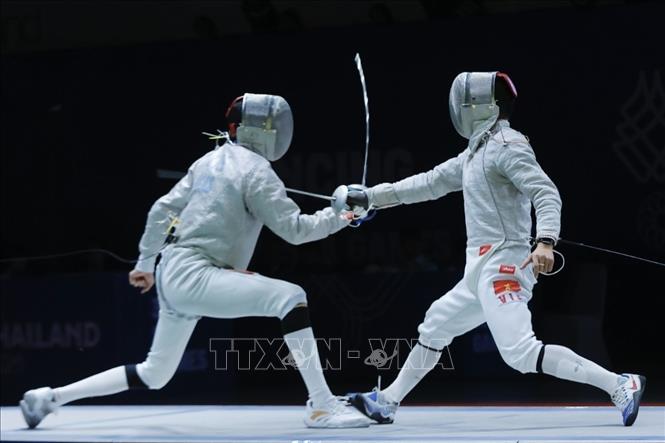 Đội tuyển đấu kiếm Việt Nam gặp Malaysia tại chung kết nội dung đồng đội kiếm chém nam. Ảnh: Minh Quyết - PV TTXVN tại Thái Lan
