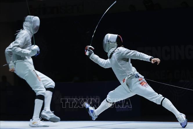 Đội tuyển đấu kiếm Việt Nam gặp Malaysia tại chung kết nội dung đồng đội kiếm chém nam. Ảnh: Minh Quyết - PV TTXVN tại Thái Lan