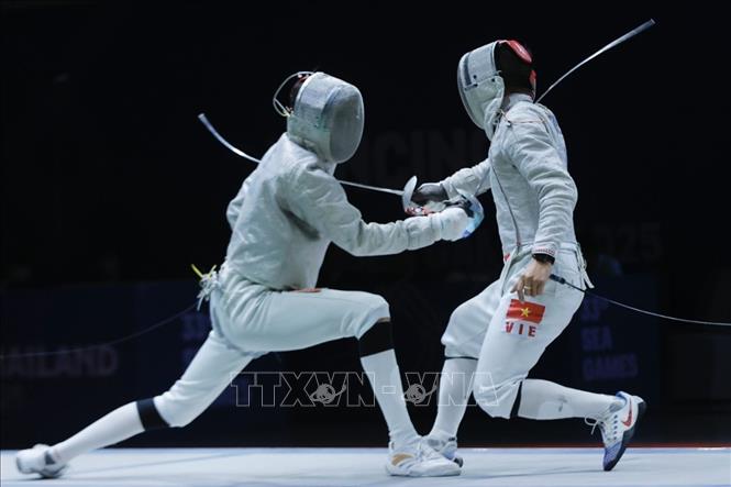 Đội tuyển đấu kiếm Việt Nam gặp Malaysia tại chung kết nội dung đồng đội kiếm chém nam. Ảnh: Minh Quyết - PV TTXVN tại Thái Lan