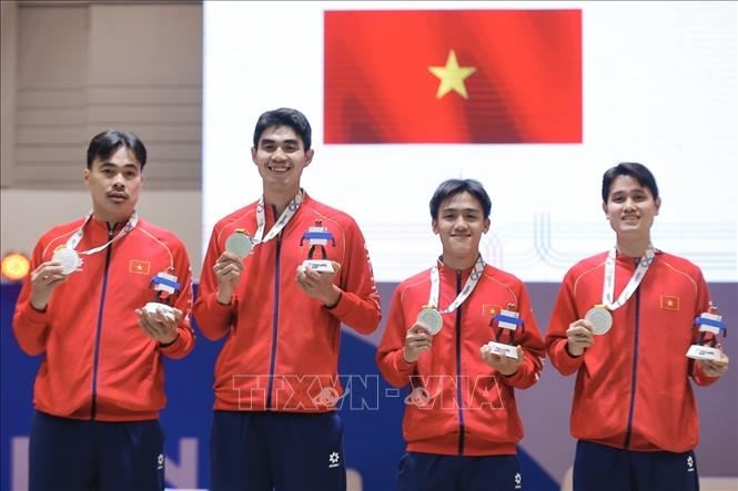 Ở nội dung đồng đội nam kiếm ba cạnh, 4 VĐV Hoàng Nhật Nam, Nguyễn Tiến Nhật, Nguyễn Phước Đến và Nguyễn Minh Hiếu giành HCB. Ảnh: Minh Quyết - PV TTXVN tại Thái Lan