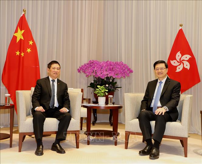 Phó Thủ tướng Hồ Đức Phớc gặp Trưởng đặc khu Hong Kong Lý Gia Siêu. Ảnh: Xuân Vịnh - PV TTXVN tại Hong Kong.
