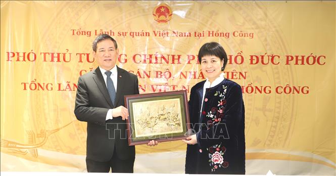 Phó Thủ tướng Hồ Đức Phớc trao quà tặng của đoàn công tác cho Tổng Lãnh sự Việt Nam Hong Kong và Macau Lê Đức Hạnh. Ảnh: Xuân Vịnh - PV TTXVN tại Hong Kong

