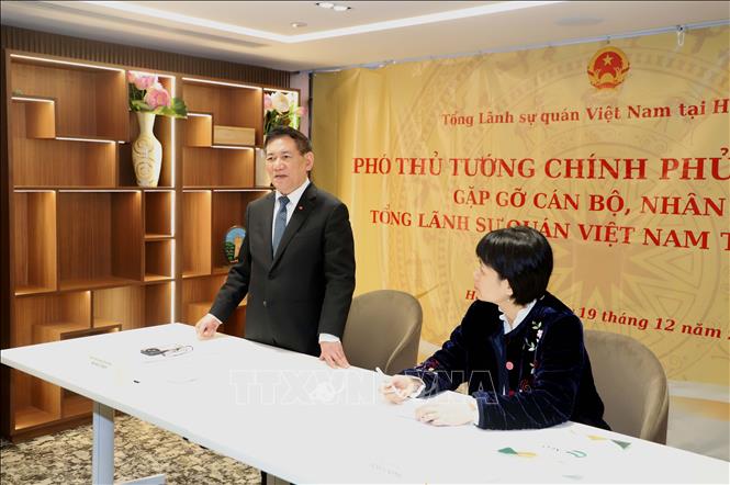 Phó Thủ tướng Hồ Đức Phớc phát biểu chi đạo cán bộ, nhân viên Tổng Lãnh sự quán Việt Nam tại Hong Kong và Macau. Ảnh: Xuân Vịnh - PV TTXVN tại Hong Kong