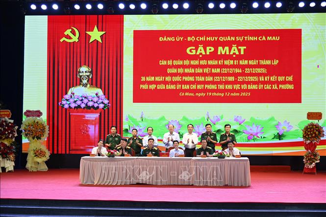 Ký kết Quy chế phối hợp giữa Đảng ủy Ban Chỉ huy Phòng thủ khu vực với đảng ủy các xã, phường. Ảnh: Chanh Đa-TTXVN