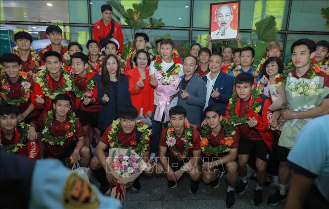Lãnh đạo Cục TDTT và người hâm mộ chụp ảnh lưu niệm cùng đội tuyển U22 Việt Nam. Ảnh: Phan Phương – TTXVN