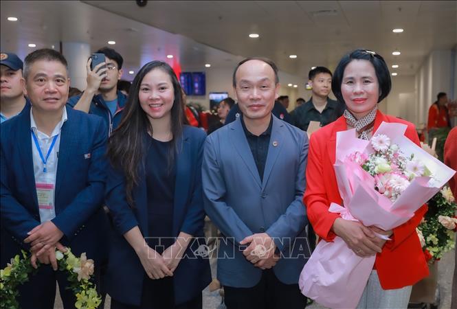 Lãnh đạo Cục TDTT và người hâm mộ có mặt tại sân bay quốc tế Nội Bài từ rất sớm để chào đón đội tuyển bóng đá nam U22 và futsal nữ Việt Nam. Ảnh: Phan Phương – TTXVN