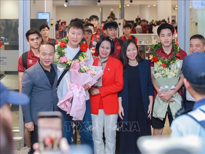 Phó cục trưởng Cục TDTT Lê Thị Hoàng Yến tặng hoa chúc mừng HLV Kim Sang-sik và đội tuyển bóng đá U22 Việt Nam. Ảnh: Phan Phương – TTXVN