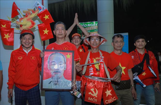 Người hâm mộ mang ảnh Bác Hồ chào đón đội tuyển nam U22 vàv futsal nữ. Ảnh: Phan Phương – TTXVN