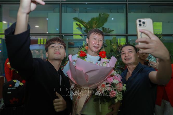 Người hâm mộ chụp ảnh selfie cùng HLV đội tuyển U22 Kim Sang-sik. Ảnh: Phan Phương – TTXVN