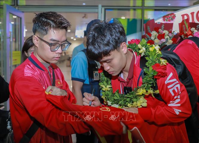 Cầu thủ đội tuyển bóng đá nam U22 Việt Nam ký tặng người hâm mộ. Ảnh: Phan Phương – TTXVN