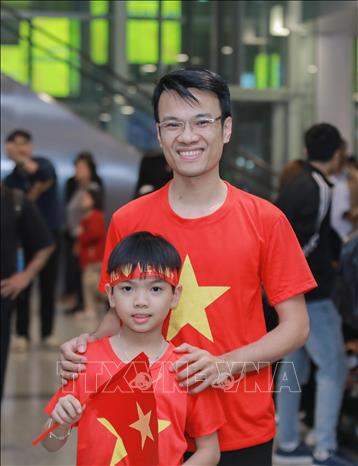 Người hâm mộ đến sân bay quốc tế Nội Bài từ rất sớm chờ đón các chàng trai, cô gái vàng của bóng đá Việt Nam tại SEA Games 33. Ảnh: Phan Phương – TTXVN