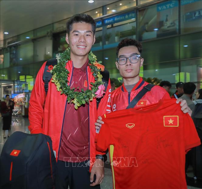 Người hâm mộ chụp ảnh lưu niệm cùng cầu thủ đội tuyển bóng đá nam U22 Việt Nam. Ảnh: Phan Phương – TTXVN