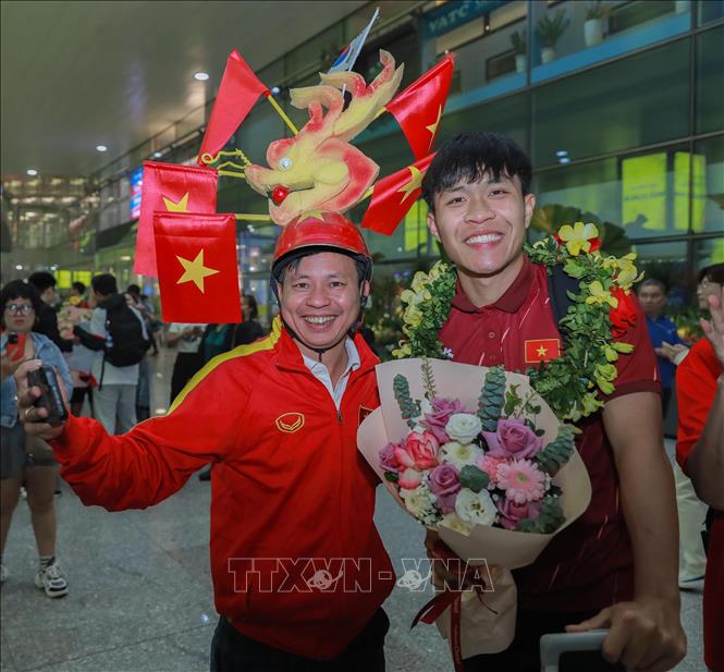 Người hâm mộ vui mừng đón đội tuyển bóng đá nam U22 Việt Nam. Ảnh: Phan Phương – TTXVN