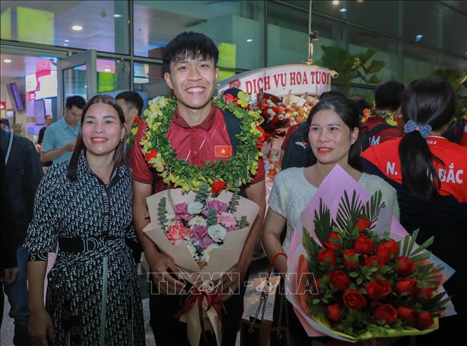 Người hâm mộ vui mừng đón đội tuyển bóng đá nam U22 Việt Nam. Ảnh: Phan Phương – TTXVN