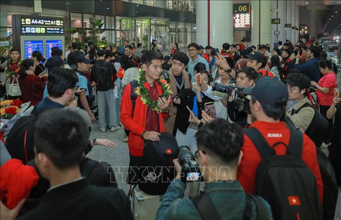 Người hâm mộ vui mừng khi bóng đá nam U22 Việt Nam giành chức vô địch SEA Games 33. Ảnh: Phan Phương – TTXVN