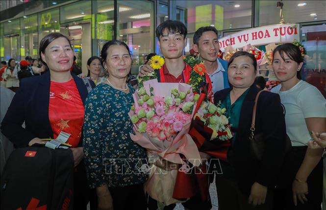 Người hâm mộ vui mừng đón đội tuyển bóng đá nam U22 Việt Nam. Ảnh: Phan Phương – TTXVN