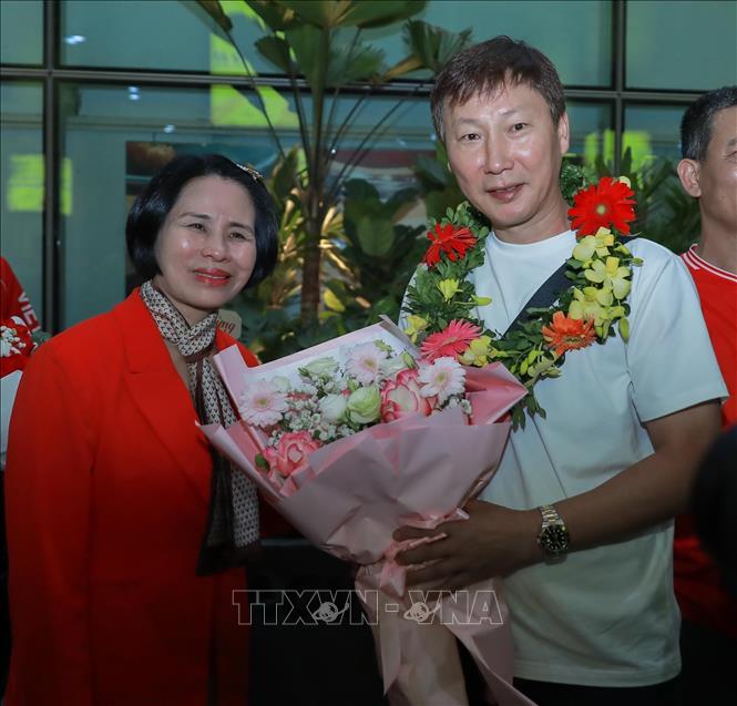 Phó cục trưởng Cục TDTT Lê Thị Hoàng Yến tặng hoa chúc mừng HLV đội tuyển U22 Kim Sang-sik. Ảnh: Phan Phương – TTXVN