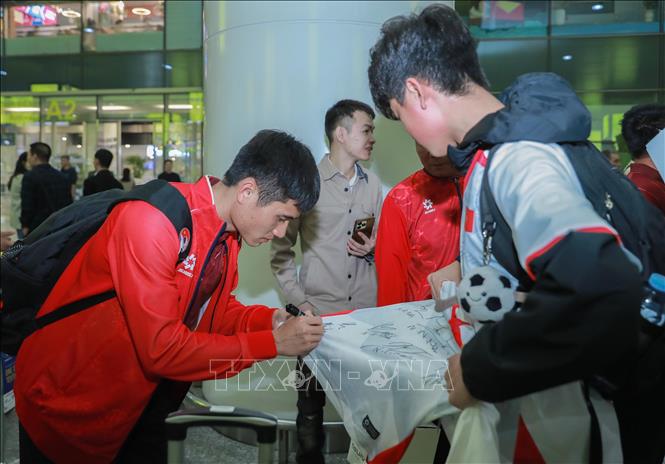 Các cầu đội tuyển bóng đá nam U22 Việt Nam ký tặng người hâm mộ. Ảnh: Phan Phương – TTXVN