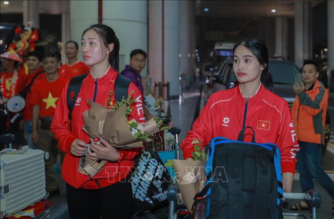 Các tuyển thủ futsal nữ về tới sân bay quốc tế Nội Bài. Ảnh: Phan Phương - TTXVN