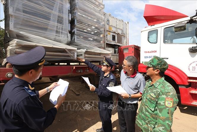 Lực lượng Hải quan phối hợp với Bộ đội Biên phòng phối hợp kiểm tra, giám sát hàng hóa xuất khẩu và phương tiện xuất cảnh qua cửa khẩu quốc tế Lệ Thanh, xã IA Dom, tỉnh Gia Lai. Ảnh: Vũ Sinh - TTXVN