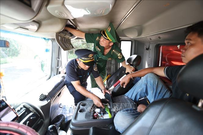 Lực lượng Hải quan phối hợp với Bộ đội Biên phòng kiểm tra phương tiện nhập cảnh qua cửa khẩu quốc tế Lệ Thanh, xã IA Dom, tỉnh Gia Lai. Ảnh: Vũ Sinh - TTXVN