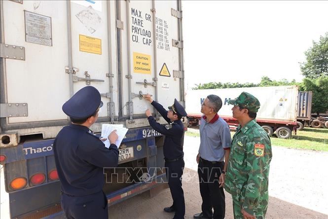 Lực lượng Hải quan kiểm tra niêm phong container hàng hoá xuất khẩu qua cửa khẩu quốc tế Lệ Thanh, xã IA Dom, tỉnh Gia Lai. Ảnh: Vũ Sinh - TTXVN