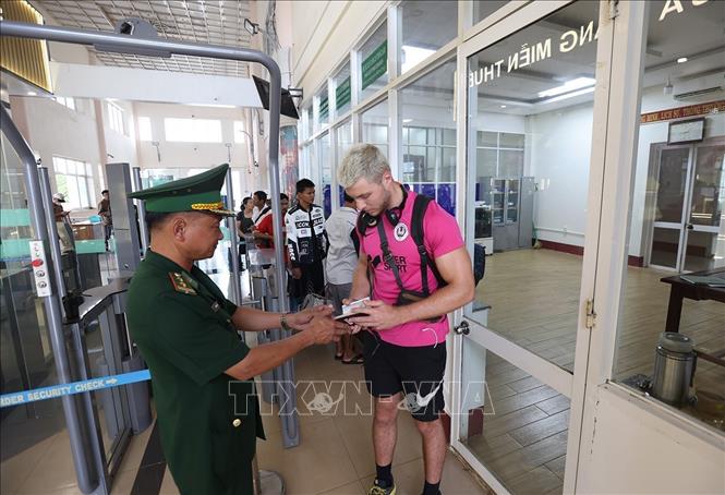 Bộ đội biên phòng kiểm tra giấy tờ hành khách xuất cảnh qua cửa khẩu quốc tế Lệ Thanh, xã IA Dom, tỉnh Gia Lai. Ảnh: Vũ Sinh - TTXVN