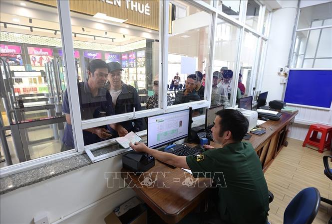 Bộ đội biên phòng làm thủ tục xuất cảnh cho hành khách qua cửa khẩu quốc tế Lệ Thanh, xã IA Dom, tỉnh Gia Lai. Ảnh: Vũ Sinh - TTXVN