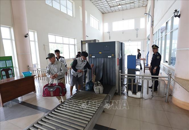 Kiểm tra, giám sát hành khách xuất cảnh qua cửa khẩu quốc tế Lệ Thanh, xã IA Dom, tỉnh Gia Lai. Ảnh: Vũ Sinh - TTXVN