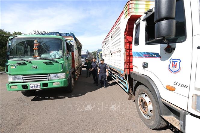 Lực lượng Hải quan phối hợp với Bộ đội Biên phòng kiểm tra, giám sát phương tiện qua cửa khẩu quốc tế Lệ Thanh, xã IA Dom, tỉnh Gia Lai. Ảnh: Vũ Sinh - TTXVN