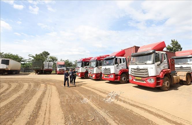 Phương tiện chở hàng hoá chuẩn bị xuất khẩu qua cửa khẩu quốc tế Lệ Thanh, xã IA Dom, tỉnh Gia Lai. Ảnh: Vũ Sinh - TTXVN