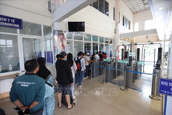 Hành khách làm thủ tục xuất cảnh qua cửa khẩu quốc tế Lệ Thanh, xã IA Dom, tỉnh Gia Lai. Ảnh: Vũ Sinh - TTXVN
