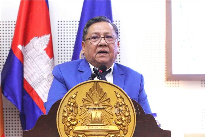 Ông Kem Gunawadh, Quốc vụ khanh Bộ Thông tin Campuchia giới thiệu thông điệp của Thủ tướng Vương quốc Campuchia Samdech Thipadei Hun Manet tại diễn đàn. Ảnh: Hoàng Minh - PV TTXVN tại Campuchia 