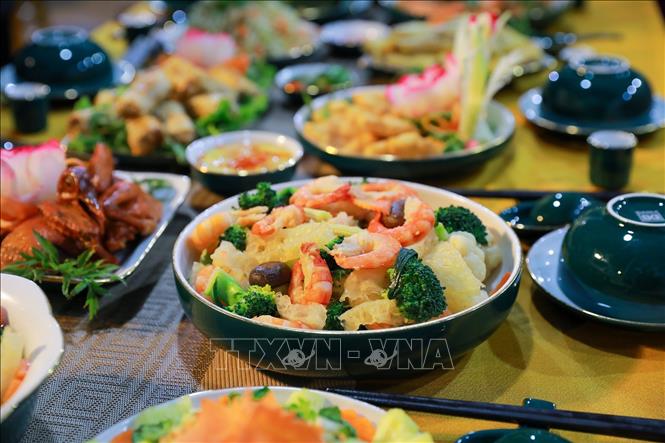 Mâm cỗ Bát Tràng được giới thiệu tới người dân và du khách. Ảnh: Khánh Hoà -TTXVN