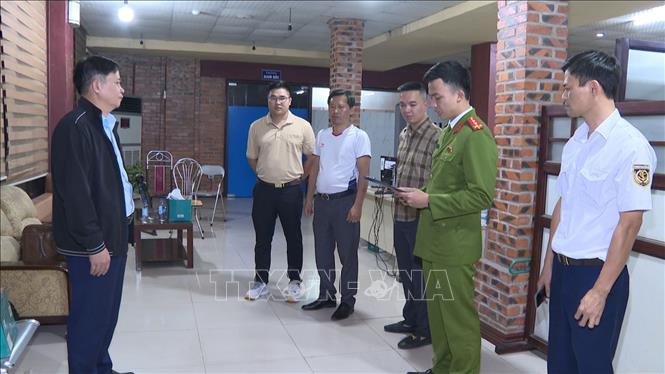 Cơ quan Cảnh sát điều tra thi hành Lệnh khám xét nơi làm việc của đối tượng Nguyễn Xuân Sơn. Ảnh TTXVN phát 


