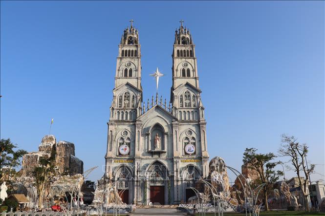 Không khí giáng sinh tại nhà thờ giáo xứ Văn Hạnh, Hà Tĩnh. Ảnh: Hoàng Ngà - TTXVN