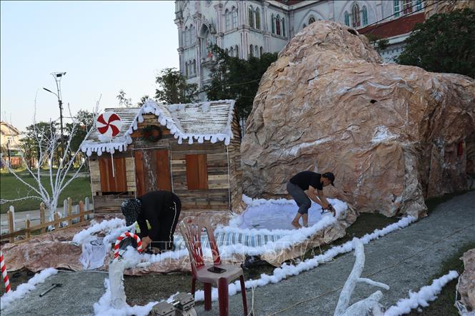 Những hạng mục cuối đang được bà con giáo xứ Văn Hạnh gấp rút hoàn thành. Ảnh: Hoàng Ngà - TTXVN