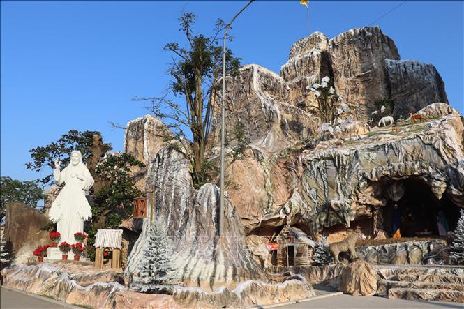 Hang đá Bê-lem khổng lồ tại giáo xứ Văn Hạnh, Hà Tĩnh được làm từ hàng nghìn cây tre, hàng chục nghìn tấm bao bì và các vật liệu khác. Ảnh: Hoàng Ngà - TTXVN