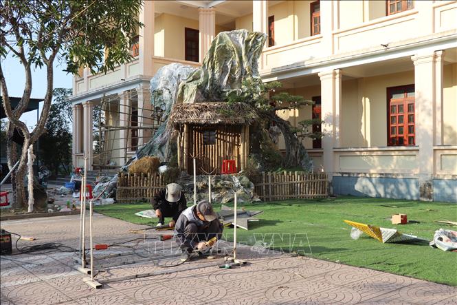 Bà con giáo dân giáo xứ An Nhiên, phường Trần Phú đang trang trí tiểu cảnh, hang đá ở khuôn viên Nhà thờ. Ảnh: Hoàng Ngà - TTXVN