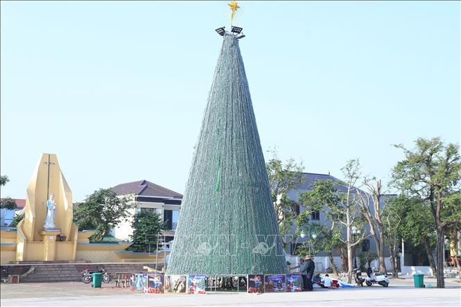 Bà con giáo dân giáo xứ Trung Nghĩa, xã Lộc Hà, Hà Tĩnh trang trí cây thông Noel. Ảnh: Hoàng Ngà - TTXVN
