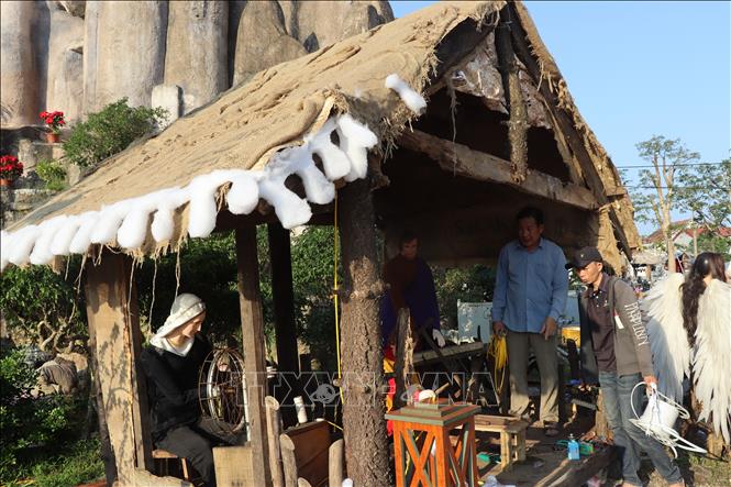 Bà con giáo xóm Nam Phú, giáo xứ Văn Hạnh (Hà Tĩnh) gấp rút hoàn thiện các hạng mục trang trí tại khuôn viên nhà thờ giáo xứ. Ảnh: Hoàng Ngà - TTXVN