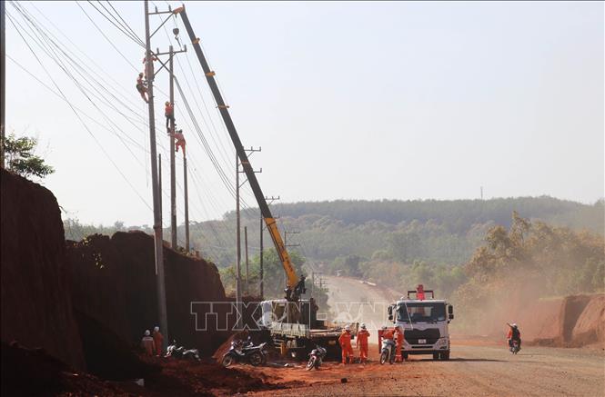Cán bộ, công nhân điện lực Đồng Nai tiến hành di dời hơn 30 trụ điện phục vụ mở rộng tuyến đường ĐT.753. Ảnh: Đậu Tất Thành – TTXVN.