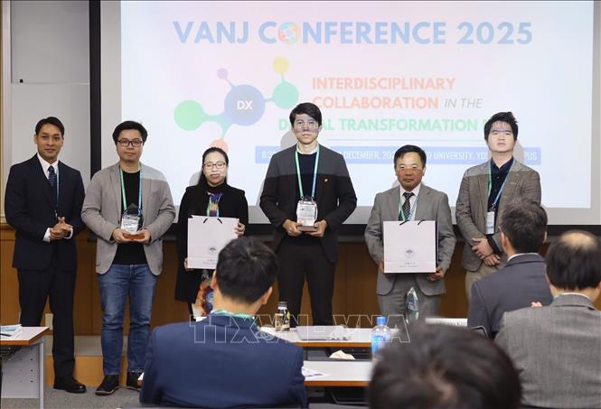 Ban tổ chức trao Kỷ niệm chương cho các diễn giả tại hội thảo. Ảnh: Xuân Giao - PV TTXVN tại Nhật Bản