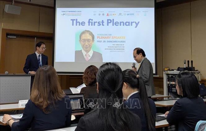 Các học giả thảo luận trực tiếp trong các phiên làm việc chuyên đề. Ảnh: Xuân Giao - PV TTXVN tại Nhật Bản