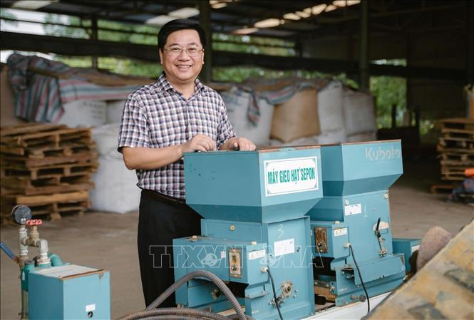 Anh Hồ Xuân Hiếu luôn chú trọng đi đầu trong việc ứng dụng công nghệ hiện đại vào sản xuất nông nghiệp hưu cơ. Ảnh: TTXVN phát