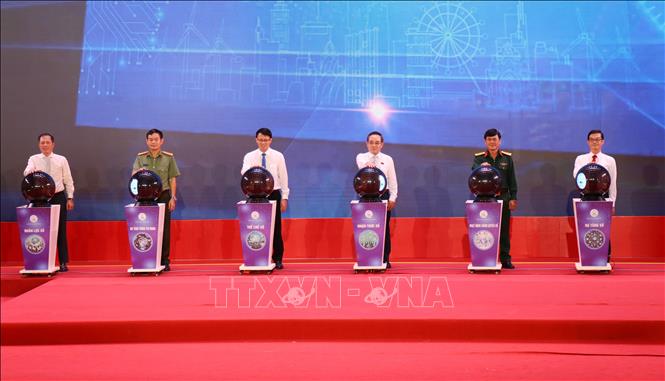 Các đại biểu thực hiện nghi thức khai mạc Ngày hội Công nghệ số Khánh Hòa 2025. Ảnh: Nguyễn Thành – TTXVN