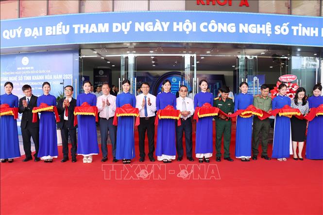 Các đại biểu cắt băng khai mạc triển lãm gian hàng công nghệ tại Ngày hội Công nghệ số Khánh Hòa 2025. Ảnh: Nguyễn Thành – TTXVN
