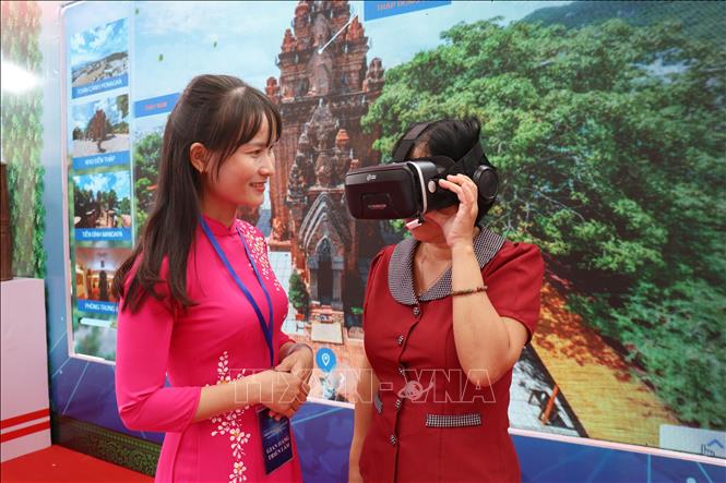 Người dân trải nghiệm công nghệ thực tế ảo trên nền tảng du lịch thông minh tại Ngày hội Công nghệ số Khánh Hòa 2025. Ảnh: Nguyễn Thành – TTXVN