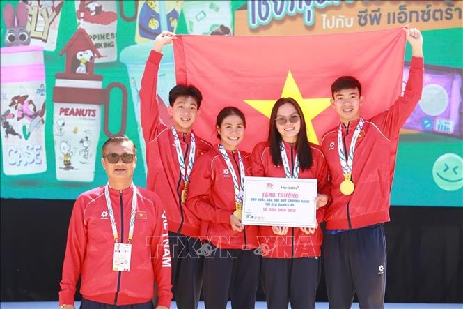 4 VĐV gồm Nguyễn Huy Hoàng, Võ Thị Mỹ Tiên, Nguyễn Khả Nhi, Mai Trần Tuấn Anh thi đấu xuất sắc giành HCV. Ảnh: TTXVN phát