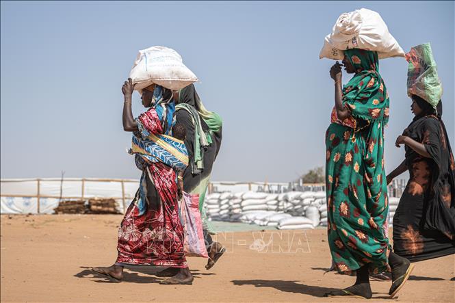 (Tư liệu) Người tị nạn nhận lương thực cứu trợ tại Adre, CH Chad. Ảnh: THX/TTXVN